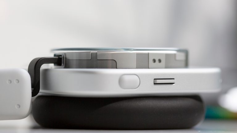 Detailansicht der Seitentasten bei den Nothing Headphones (1).