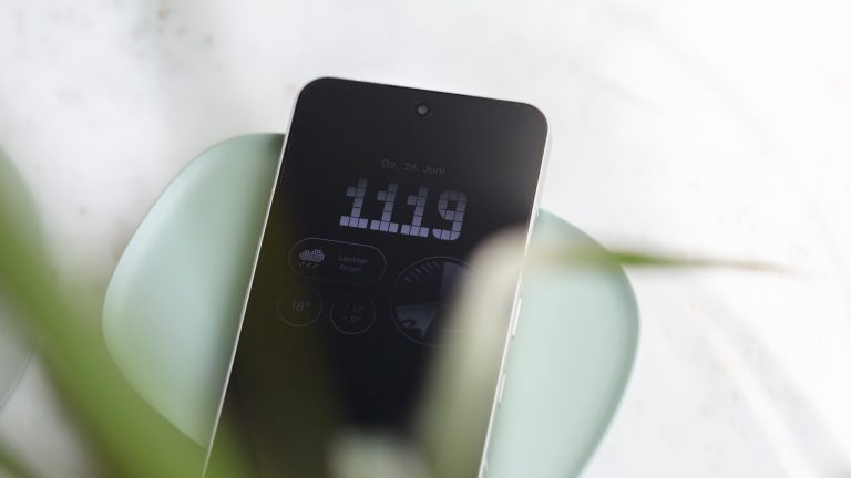 Blick auf die Always-on-Funktion bei einem Nothing Phone (3).