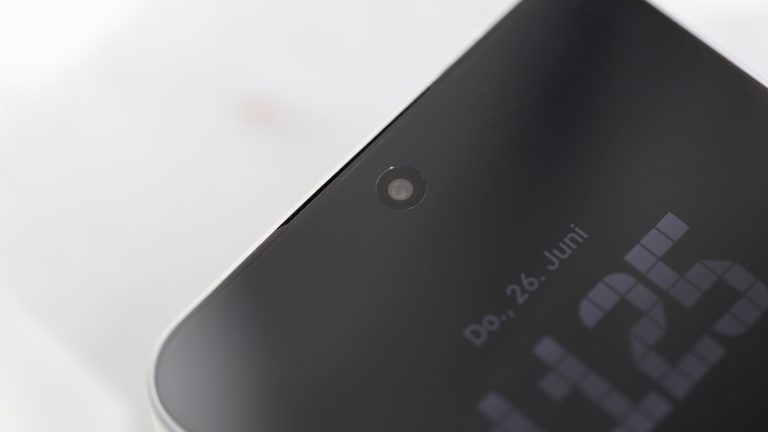 Detailansicht der Punchhole-Kamera bei einem Nothing Phone (3).