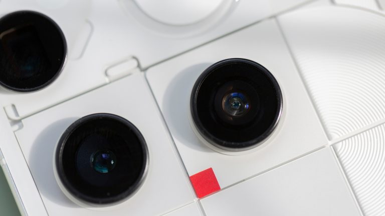 Detailansicht der Kameras bei einem Nothing Phone (3).