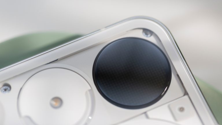 Detailaufnahme der Glyph-Matrix, die gerade nichts anzeigt.