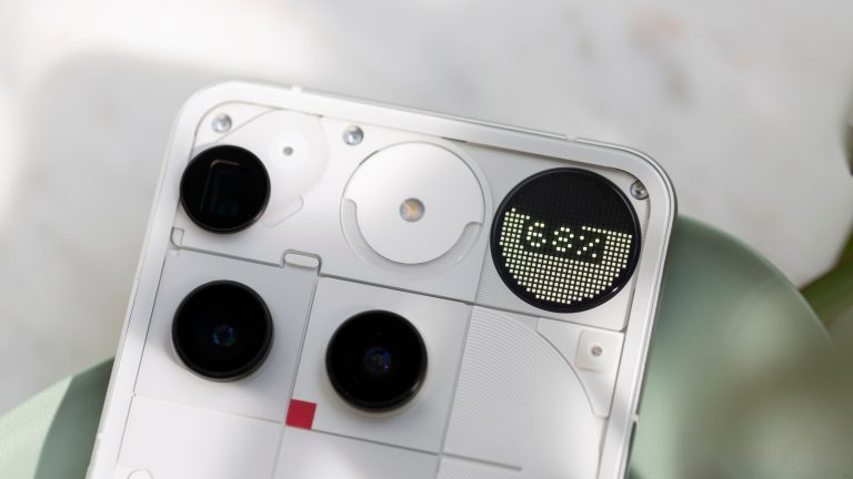 Blick auf die Glyph-Matrix bei einem Nothing Phone (3).