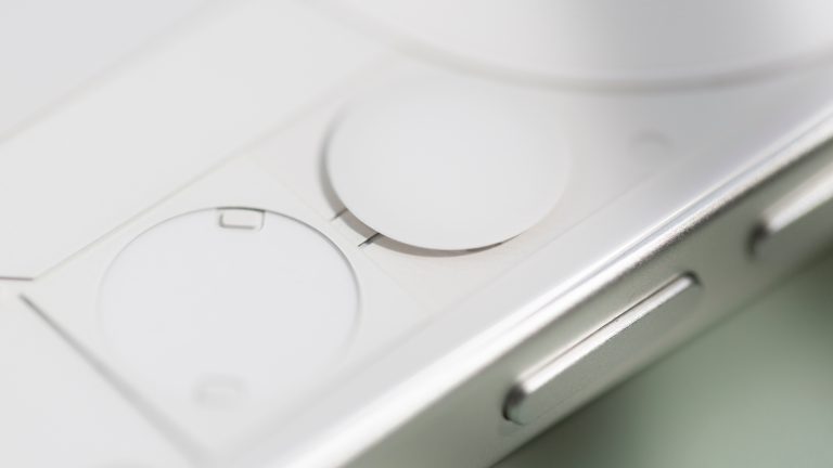 Detailansicht des Glyph-Matrix-Buttons bei einem Nothing Phone (3).