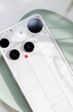 Nothing Phone (3) ausprobiert, Ist das ein Flaggschiff? Das Nothing Phone (3) liegt mit der Rückseite nach oben auf einer grünen Schale.