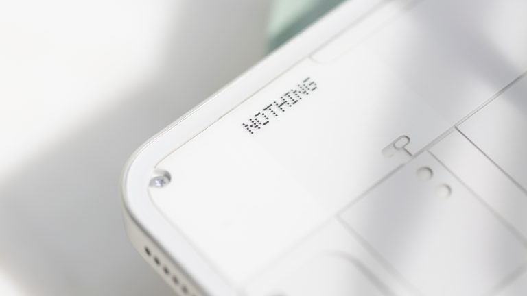 Detailansicht des Nothing-Schriftzugs bei einem Nothing Phone (3).