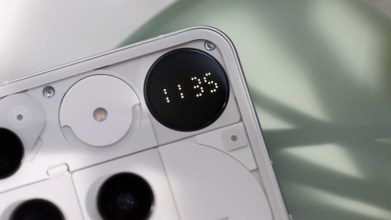 Anzeige der Uhrzeit auf der Glyph-Matrix bei einem Nothing Phone (3).