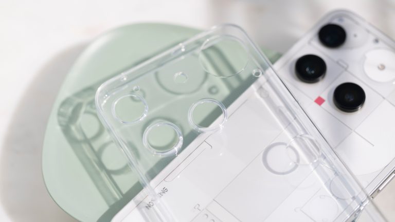 Das Nothing Phone (3) mit passender H&uuml;lle, die auf dem Smartphone liegt.