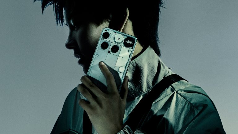 Eine Person h&auml;lt ein Nothing Phone (3) an ihr Ohr, auf dessen R&uuml;ckseite die Glyph-Matrix aktiviert ist.