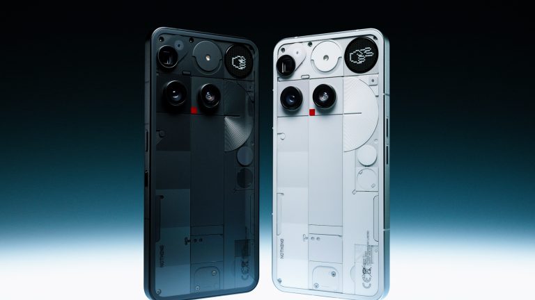 Ein Nothing Phone (3) in Schwarz und in Wei&szlig; nebeneinander.