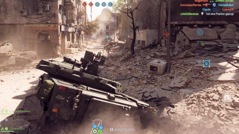 Screenshot von einem Panzer, der durch die Map Belagerung von Kairo in Battlefield 6 f&auml;hrt.