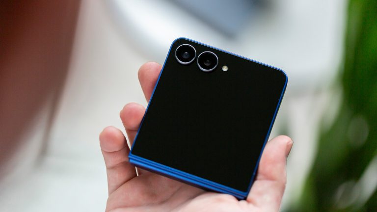 Das Galaxy Flip7 liegt zusammengeklappt in der rechten Hand einer Person.