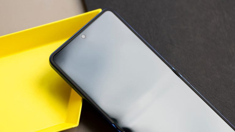 Galaxy-Flip7-42 Blick auf die obere Hälfte des Displays bei einem aufgeklappten Samsung Galaxy Z Flip7.