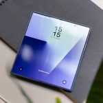 Ein aufgeklapptes Galaxy Z Fold7 von Samsung liegt auf einem Notizblock.