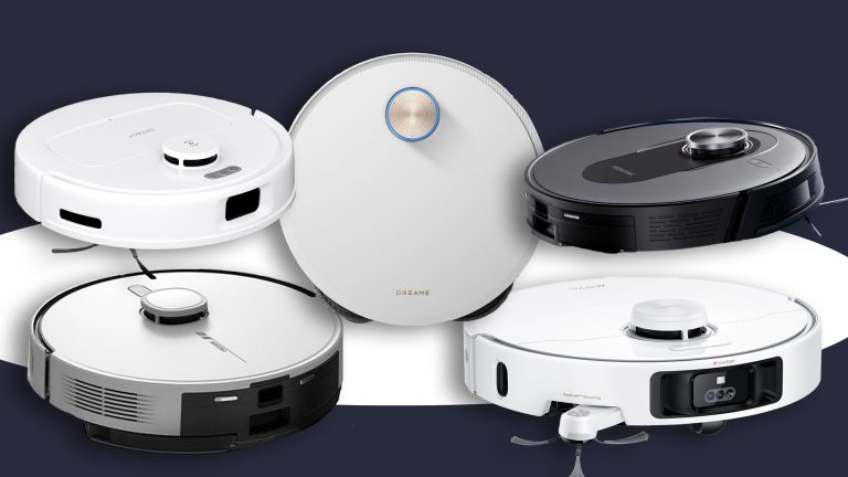 Freisteller der aktuell besten Saugroboter vor blauem Grund.