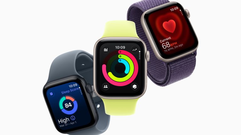 Die neuen Apple-Geräte, Series 11, Ultra 3, SE 3 und AirPods Pro 3 Freistehende Apple Watch SE (3.Gen.) in drei verschiedenen Farben vor weißem Hintergrund.
