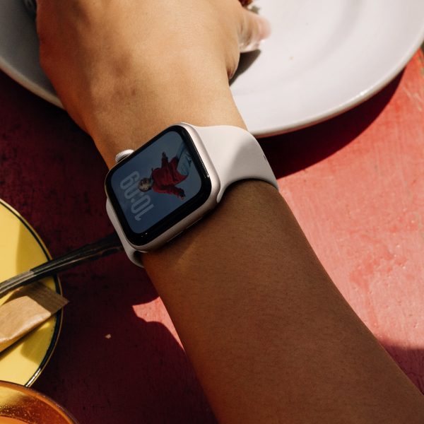 Close-Up eines Handgelenks mit einer Apple Watch Series 11