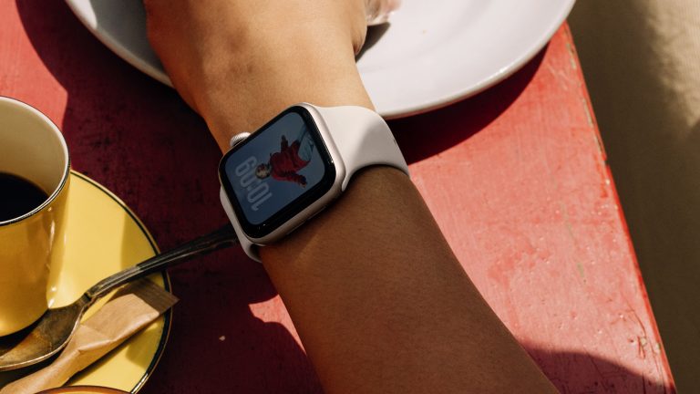 Close-Up eines Handgelenks mit einer Apple Watch Series 11