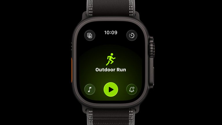 Die neuen Apple-Geräte, Series 11, Ultra 3, SE 3 und AirPods Pro 3 Freistehende Apple Watch Ultra 3 vor schwarzem Hintergrund mit geöffneter Trainings-App.