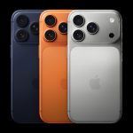Das neue iPhone 17 Pro von links nach rechts in den Farben Tiefblau, Cosmic Orange und Silber. Abgebildet sind die Rückseiten der stehenden Geräte mit neuer Kameraufnahme.