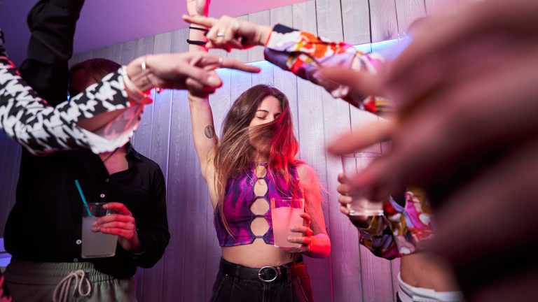 Personen tanzen ausgelassen zu Musik. In den H&auml;nden halten sie einen gro&szlig;en Becher.