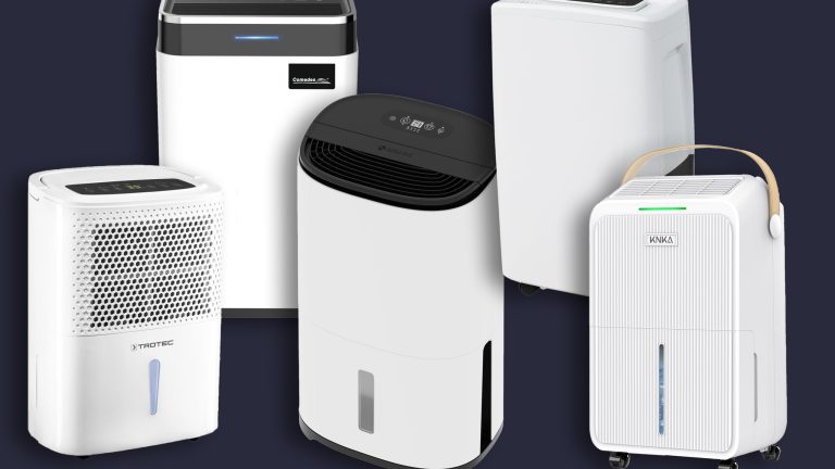 5 freigestellte Luftentfeuchtermodelle auf dunklem Hintergrund.