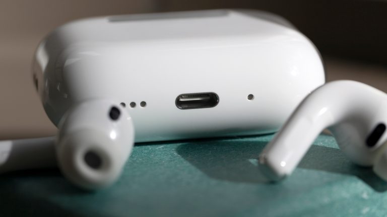 Das Ladecase l&auml;sst sich per USB-C aufladen, hat einen integrierten Lautsprecher und l&auml;sst sich jetzt noch besser &uuml;ber die Genaue Suche auffinden.