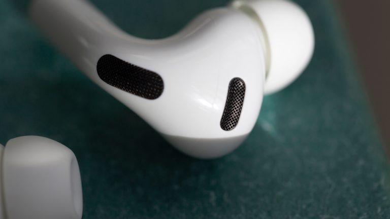 Mit Computational Audio entfernen die Mikrofone der neuen AirPods Pro 3 noch mehr Umgebungsger&auml;usche und sorgen f&uuml;r ein cleanes Audioerlebnis.