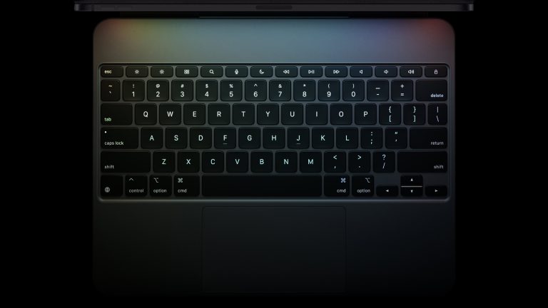 Ansicht von oben auf das bunt angestrahlte Magic Keyboard eines iPad Pros.
