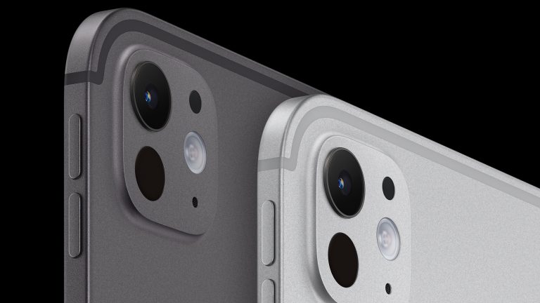 Close-up von den Kameras zweier hintereinander gestaffelter iPad Pros.