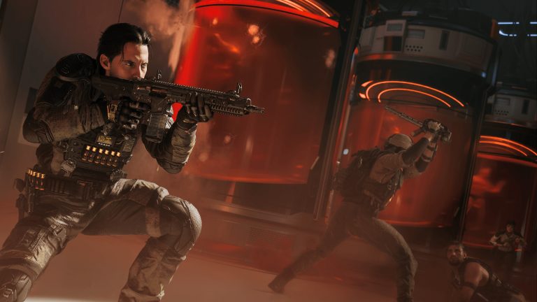 Ein Soldat steht mit gezogener Waffe, zielend in einem Raum voller Tanks. Im Hintergrund greift ein anderer Soldat mit einer Nahkampfwaffe einen Gegner an.