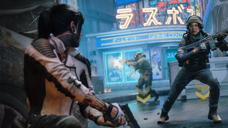 Eine Szene mit drei Soldat*innen, die in einer asiatischen Stadt im Modus Stellung unterwegs sind.