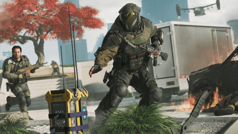 Ein Soldat scheint einen Funksender greifen zu wollen. Im Hintergrund sind Kampfszenen in einer Stadt zu sehen.