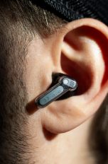 Nothing Ear (3), In-Ears mit neuem Super-Mic im Praxistest Nahaufnahme der Nothing Ear (3) im Ohr einer Person.