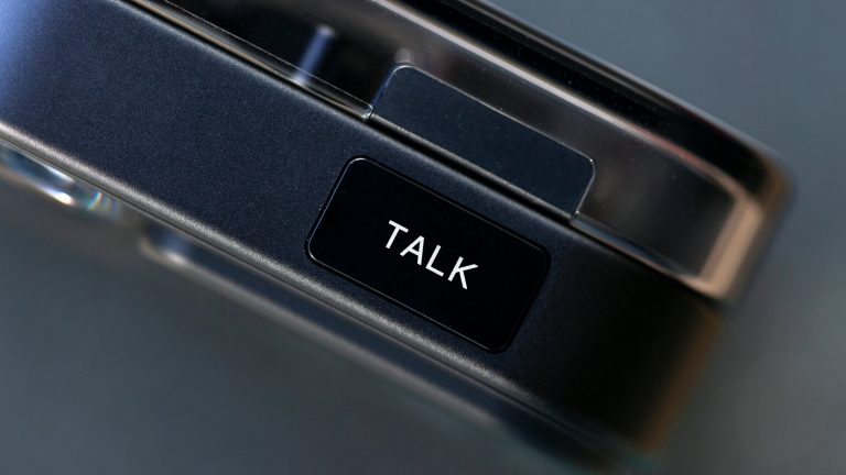Nahaufnahme der TALK-Taste am Case der Nothing Ear (3).