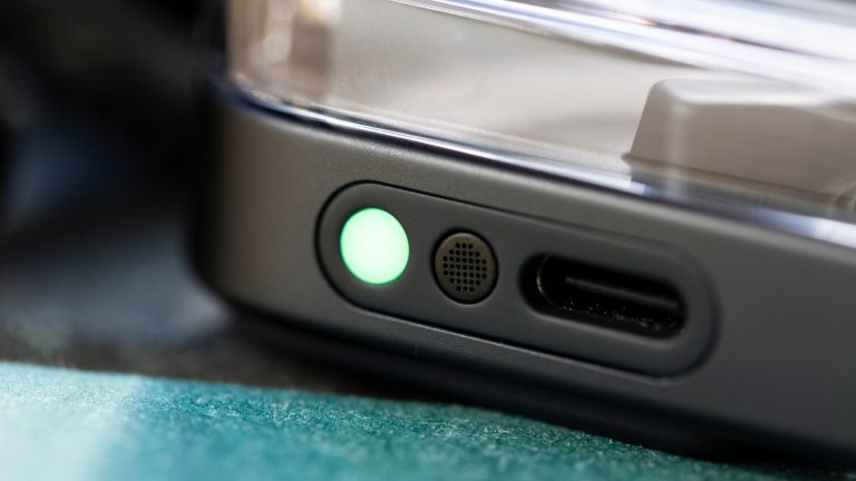 Detailansicht des Mikrofons und der Statusleuchte am Case der Nothing Ear (3).