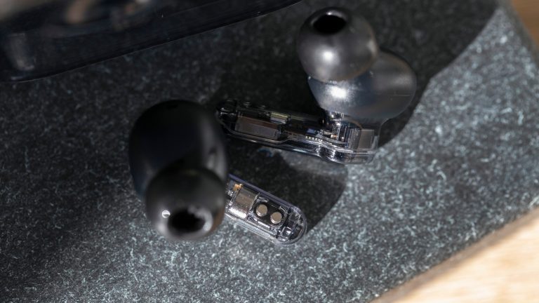 Detailansicht der Nothing Ear (3), die gut das transparente Design zeigt.