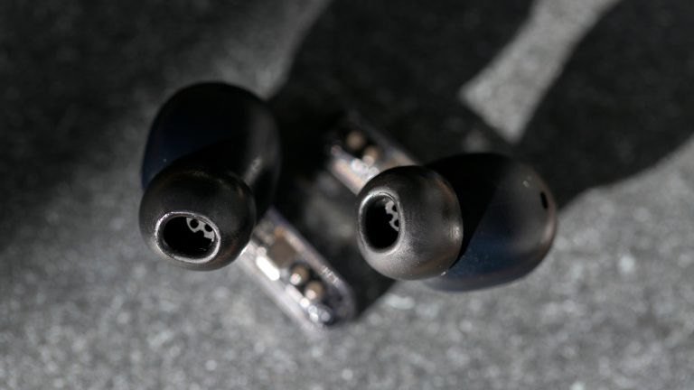 Detailansicht der Earpieces der Nothing Ear (3).