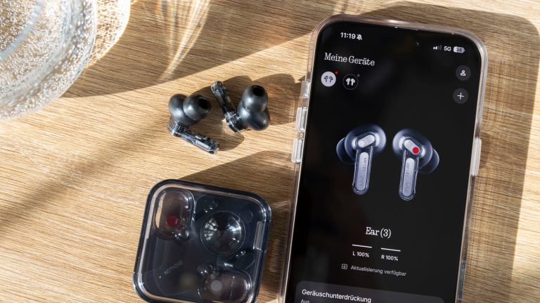 Die Nothing Ear (3) mitsamt Case und der Nothing X-App auf einem iPhone.