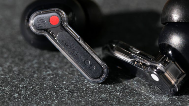 Detailansicht der Nothing Ear (3) mit Fokus auf den Stiel des rechten Ohrh&ouml;rers.