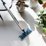 Der Philips OneUp steht auf dem Boden und lehnt dabei an einem Tisch.