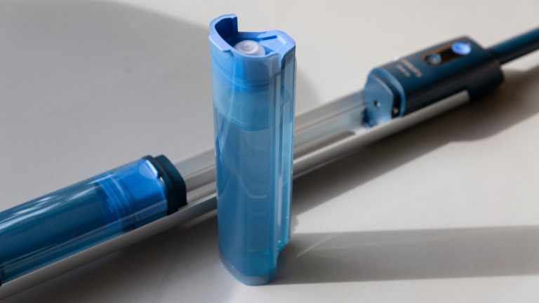 Philips-OneUp-11 Detailaufnahme eines halb befüllten Frischwasserbehälters. Im Hintergrund liegt der OneUp mit eingesetztem Abwasserbehälter.