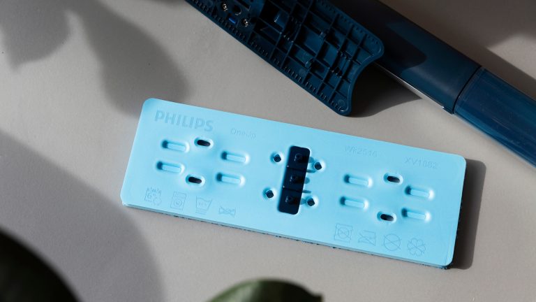 Philips-OneUp-13 Detailaufnahme eines einzelnen Pads, das mit der Unterseite auf dem Boden liegt.