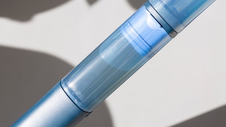 Philips-OneUp-17 Detailaufnahme des Behälters für dreckiges Wasser, der zu etwa 3/4 gefüllt ist.