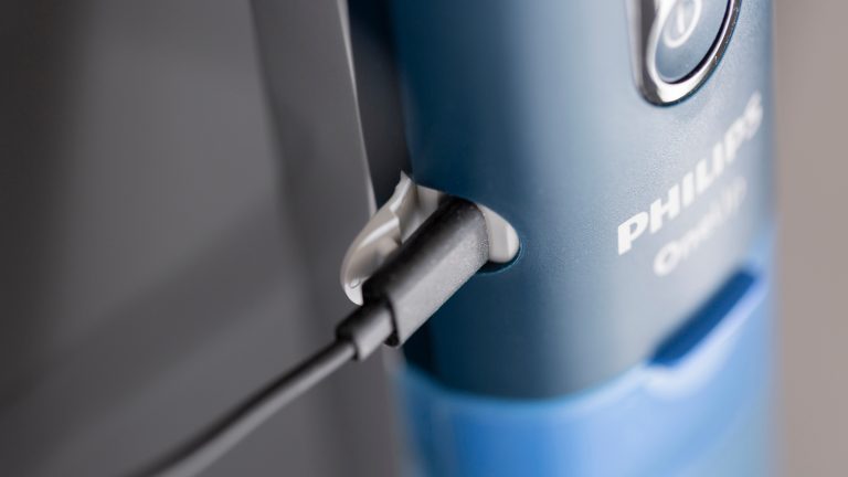 Philips-OneUp-18 Detailaufnahme des USB-C-Anschluss im oberen Teil des Wischers, mit eingestecktem Kabel zum Laden des Wischers.