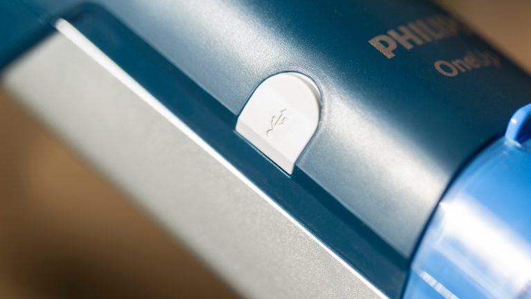 Detailaufnahme des USB-C-Anschlusses, der sich am oberen Teil des Griffs befindet.