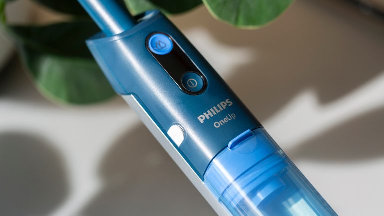 Detailaufnahme des Griffs des Philips OneUp mit den beiden Kn&ouml;pfen zum Ein- bzw. Ausschalten und zur Feuchtigkeitsregulation.
