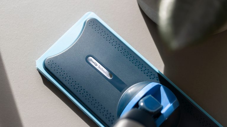 Blick von oben auf das Gelenk des Philips OneUp, welches gerade nach rechts gedreht wird.