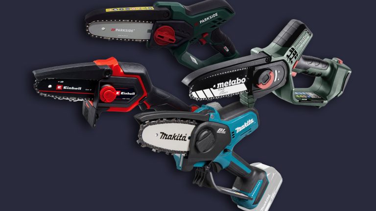 Freisteller von vier Akku-Kettens&auml;gen der Marken Parkside, Einhell, Metabo und Makita vor blauem Grund.