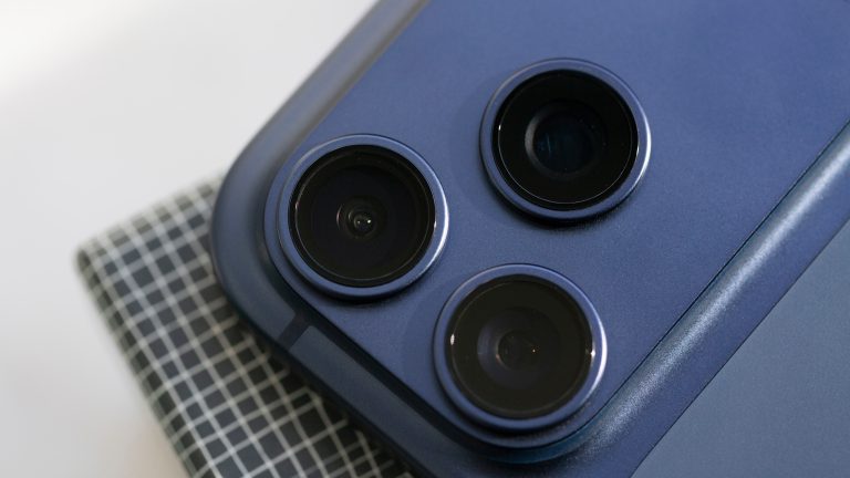 Die drei Kameras (Haupt-, Tele-, Ultraweitwinkel-) l&ouml;sen mit jeweils 48 MP auf und sind durch den 56 % gr&ouml;&szlig;eren Sensor nochmal lichtst&auml;rker geworden.