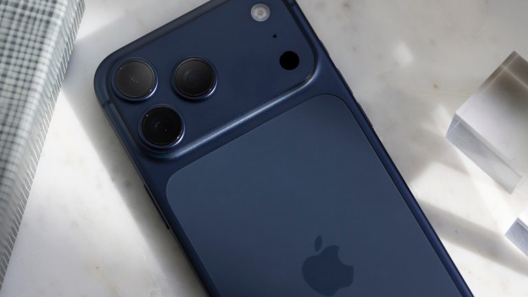 Mit der neuen Ceramic Shield R&uuml;ckseite und dem abgesetzten Kamerabalken entspricht das neue iPhone nicht mehr dem Apple Design, das wir bisher kannten.